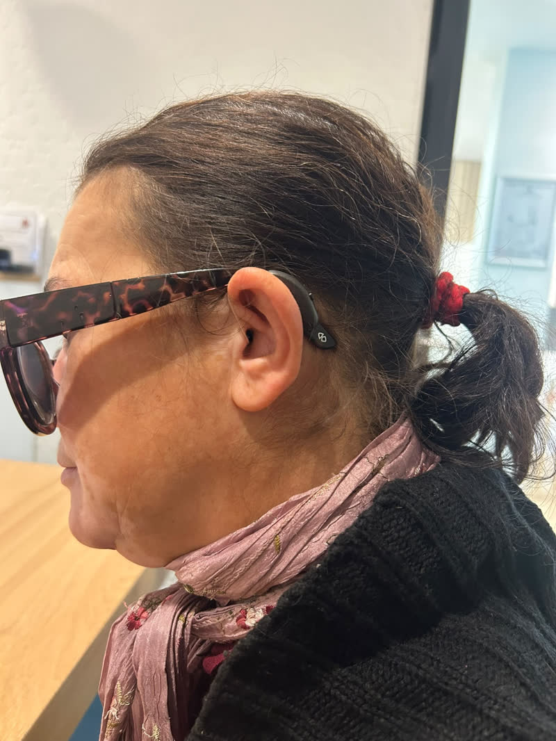 Discrétion de l'appareil auditif avec lunettes